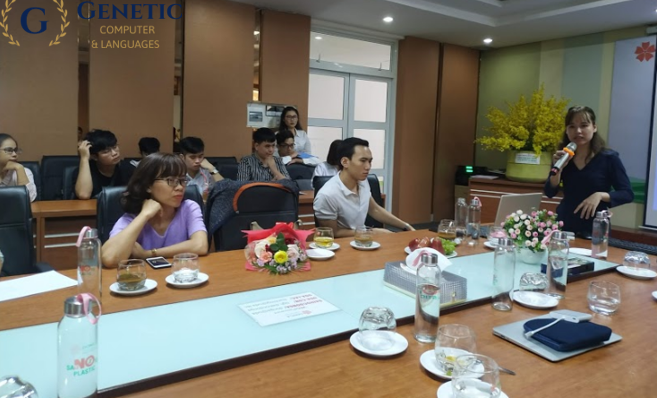 #Bà Trang Nguyễn trong hội thảo tại ĐH Đông Á "Khỏi nghiệp- con đường gian nan"